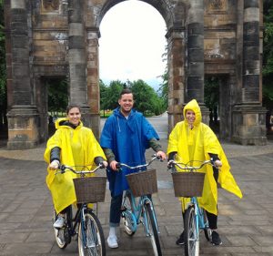 sightseeing glasgow by Bike 3 ozzies with ponchos