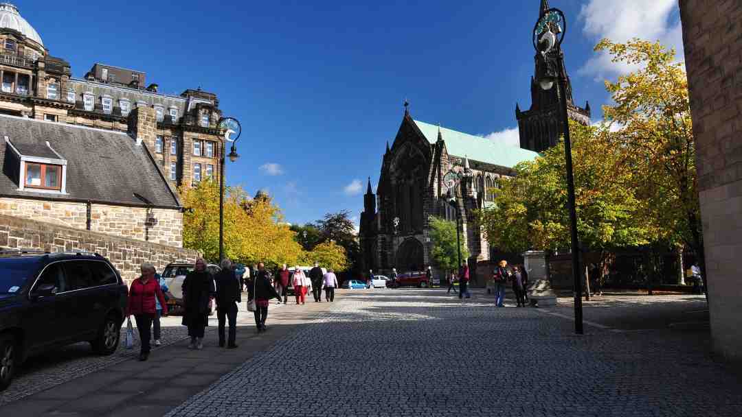 people walking to Glasgow Cathedral on a sunny day